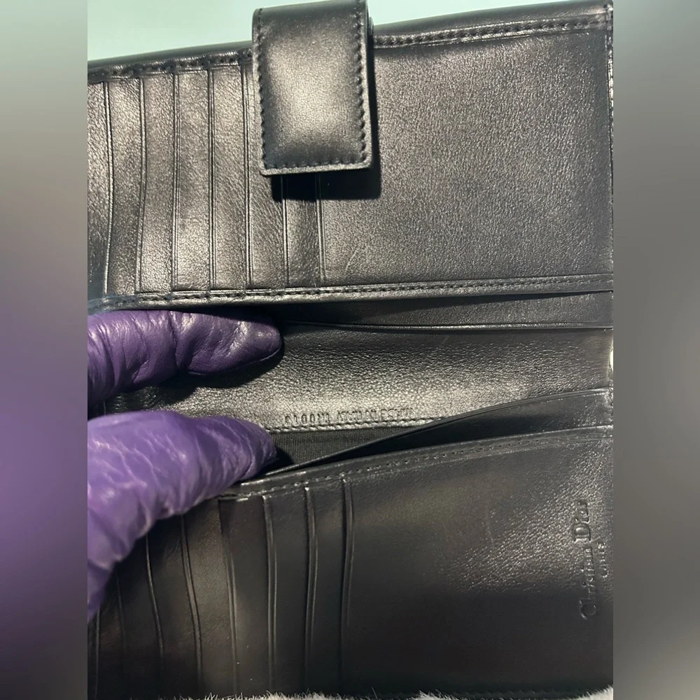 DIOR Bi-Fold Wallet in like new condition. Authentic and pre-owned